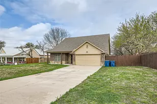 204 W Patton Ave, Alvarado, TX 76009 - Photo 2