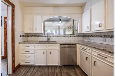 640 Ivy Ann Drive, Woodway, TX 76712 - Photo 12