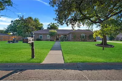 840 S Ridgeway Drive, Cleburne, TX 76033 - Photo 2