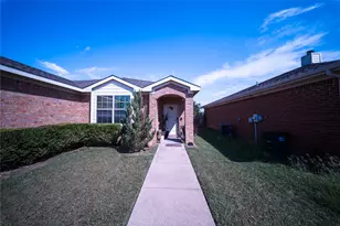945 Buffalo Springs Dr, Fort Worth, TX 76140 - Photo 2