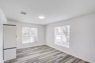 322 NE 29th St, Grand Prairie, TX 75050 - Photo 4