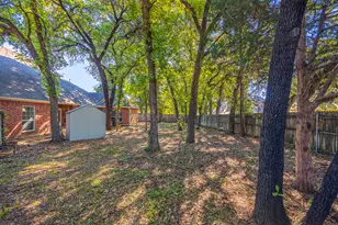 8932 Thornberry Dr, North Richland Hills, TX 76182 - Photo 28