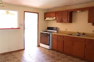 916 Poindexter Ave, Cleburne, TX 76033 - Photo 4