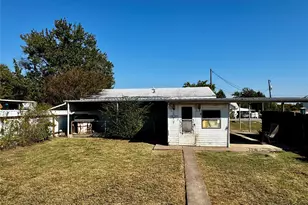 413 E Locust St, Whitewright, TX 75491 - Photo 14