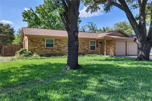 205 NW Jill Ann Dr, Burleson, TX 76028 - Photo 2