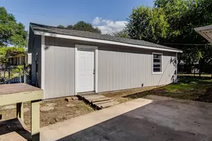 614 Blueberry Ln, Grand Prairie, TX 75052 - Photo 4