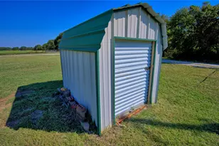 901 Pigg Rd, Bowie, TX 76230 - Photo 18