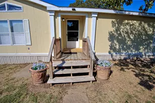 901 Pigg Rd, Bowie, TX 76230 - Photo 2