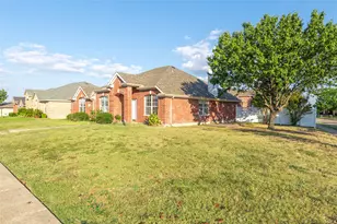 2068 Pecan Creek Dr, Mesquite, TX 75181 - Photo 2