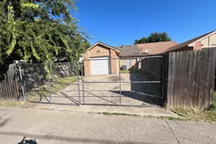 311 Navarro Ln, Grand Prairie, TX 75052 - Photo 18