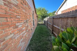 311 Navarro Ln, Grand Prairie, TX 75052 - Photo 16