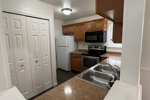 311 Navarro Ln, Grand Prairie, TX 75052 - Photo 8