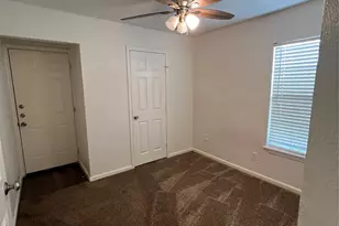 311 Navarro Ln, Grand Prairie, TX 75052 - Photo 14