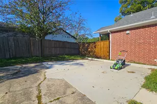 1405 E Sherman Dr, Denton, TX 76209 - Photo 2