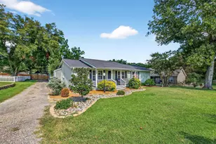 103 Bowie Dr, Lake Kiowa, TX 76240 - Photo 2