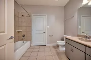 614 E 1st St, Fort Worth, TX 76102 - Photo 8