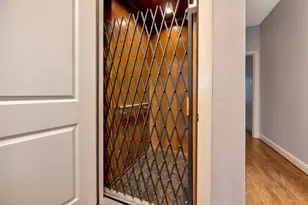 614 E 1st St, Fort Worth, TX 76102 - Photo 10