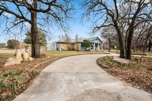 915 Live Oak Cir, Hico, TX 76457 - Photo 2