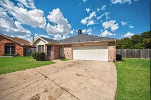 3001 Green Vista Ct, Grand Prairie, TX 75052 - Photo 4