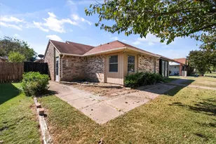 621 Stonehenge Dr, Grand Prairie, TX 75052 - Photo 2