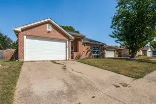 705 Lynnfield Dr, Arlington, TX 76014 - Photo 2