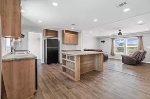 637 Lois Cir, Granbury, TX 76049 - Photo 2