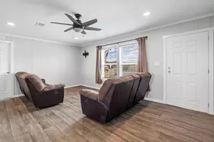 637 Lois Cir, Granbury, TX 76049 - Photo 4