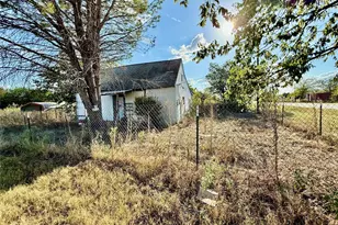 211 Cherry St, Millsap, TX 76066 - Photo 2