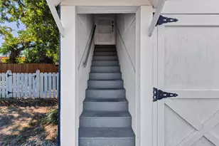 201 S Jones St, Granbury, TX 76048 - Photo 30