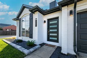 2501 Fox Hollow Ct, Flower Mound, TX 75028 - Photo 2