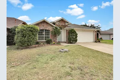 1013 Grand Central Parkway, Saginaw, TX 76131 - Photo 2