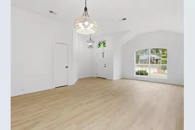 1013 Grand Central Parkway, Saginaw, TX 76131 - Photo 4