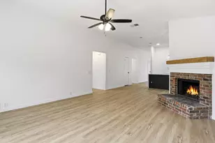 1013 Grand Central Pkwy, Saginaw, TX 76131 - Photo 18