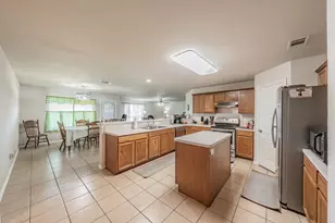 400 Piccadilly Cir, Burleson, TX 76028 - Photo 8