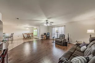 400 Piccadilly Cir, Burleson, TX 76028 - Photo 16