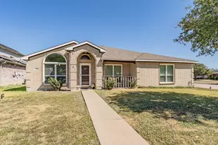 400 Piccadilly Cir, Burleson, TX 76028 - Photo 1
