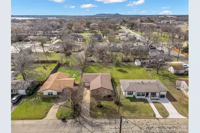 907 W Bridge, Granbury, TX 76048 - Photo 18