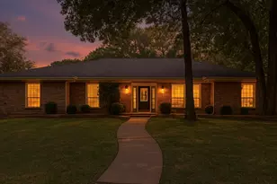 2715 Lincoln Dr, Arlington, TX 76006 - Photo 1