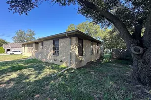 932 W Live Oak St, Jacksboro, TX 76458 - Photo 2