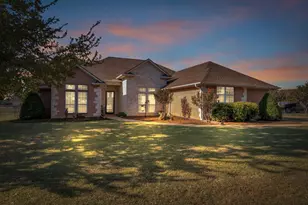 2101 W Emerald Bend Ct, Granbury, TX 76049 - Photo 2