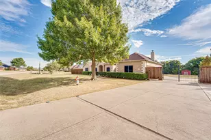 300 Springfield Ln, Red Oak, TX 75154 - Photo 2