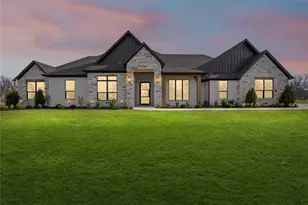 2012 Skylane Dr, Granbury, TX 76049 - Photo 2