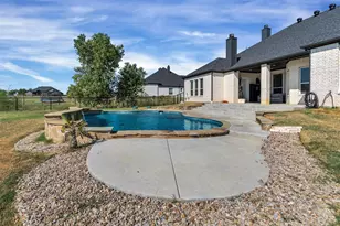 413 Venadito Dr, Godley, TX 76044 - Photo 2