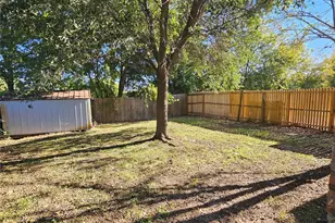 922 Meadow Flower Ln, Garland, TX 75043 - Photo 12