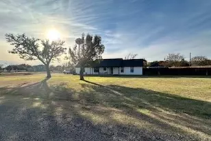 700 Arapaho Dr, Tioga, TX 76271 - Photo 1