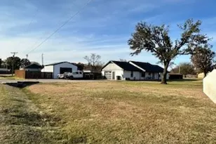 700 Arapaho Dr, Tioga, TX 76271 - Photo 2