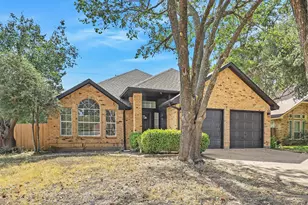 823 Shady Brook Ln, Cedar Hill, TX 75104 - Photo 2