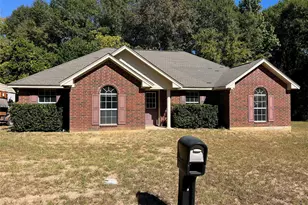 105 E Foggle St, Athens, TX 75751 - Photo 1