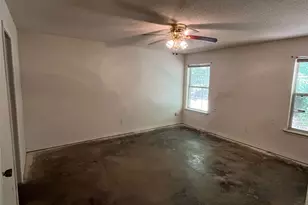 105 E Foggle St, Athens, TX 75751 - Photo 14