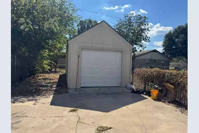 907 Elizabeth Boulevard, Granbury, TX 76048 - Photo 12